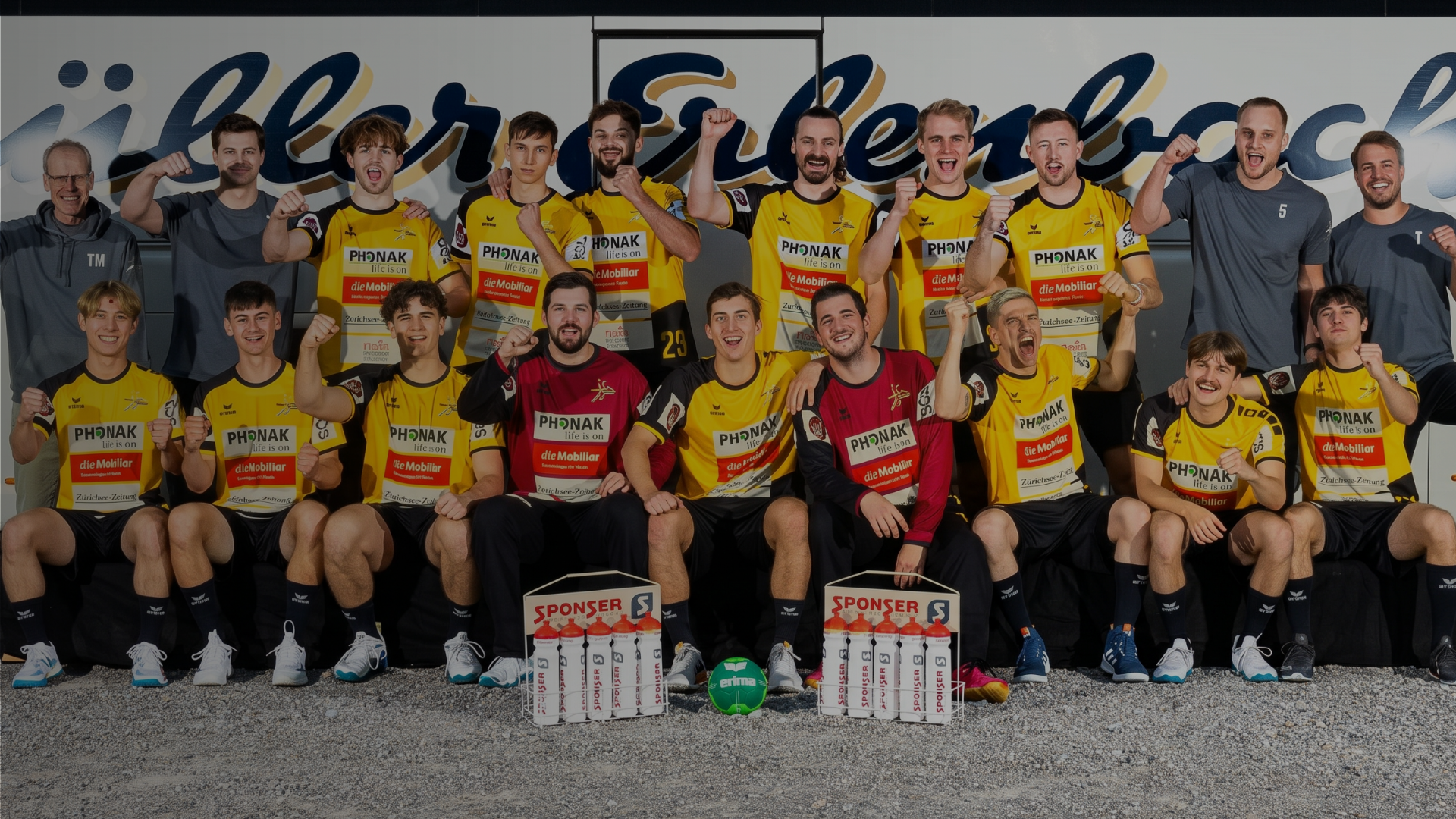 Handball Stäfa Team feiert mit den Fans in der Nordkurve